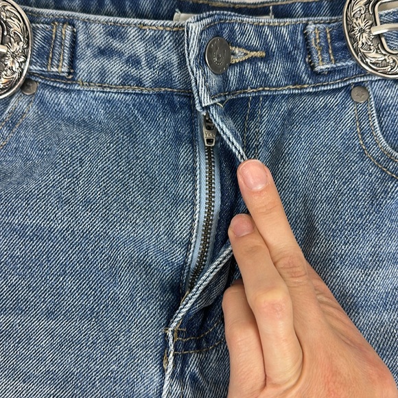 NET Austin Landing Double Silver Buckle Western Denim Shorts Size 11 - Picture 3 of 6